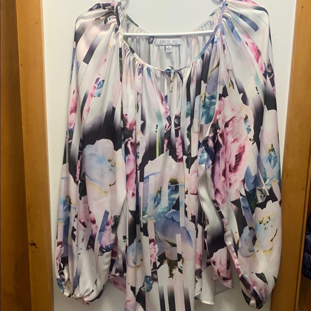 Jennifer López Floral Blouse with Pink and Black Accents
